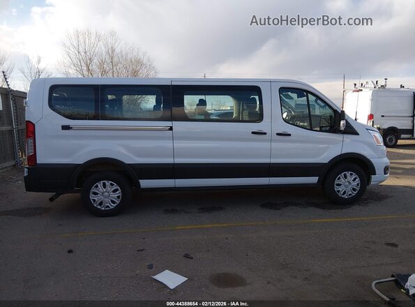 1FBAX2Y83NKA83798 2022 FORD PASSENGER White Widok wnętrza z tyłu