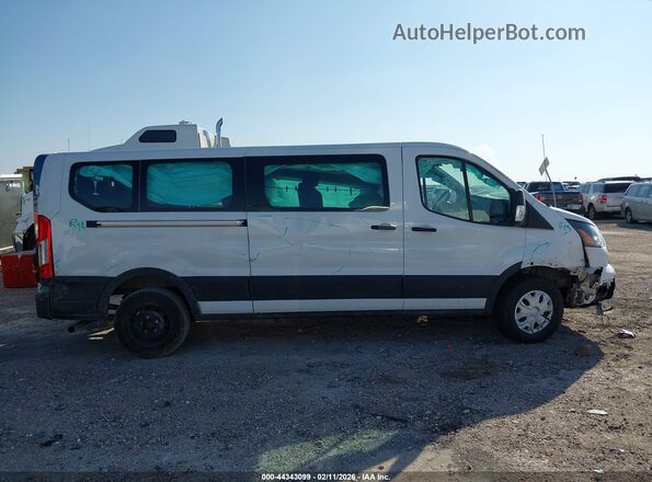 1FBAX2Y84RKA17041 2024 FORD PASSENGER Белый Вид задней части салона