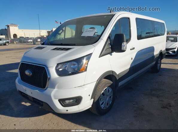 1FBAX2Y88RKA83446 2024 FORD PASSENGER Белый Передняя левая четверть