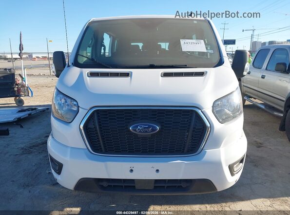 1FBAX2Y88RKA83446 2024 FORD PASSENGER Белый Вид задней части салона