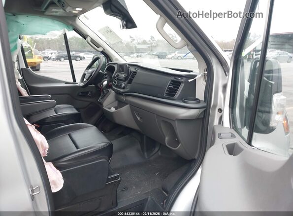 1FDAX2C88NKA24759 2022 FORD PASSENGER Серебряный Вид салона спереди