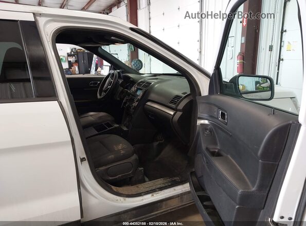 1FM5K8AR8HGD14957 2017 FORD UTILITY POLICE INTERCEPTOR Белый Вид салона спереди