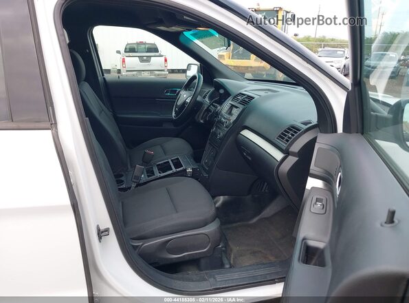 1FM5K8ARXHGA04793 2017 FORD UTILITY POLICE INTERCEPTOR Белый Вид салона спереди
