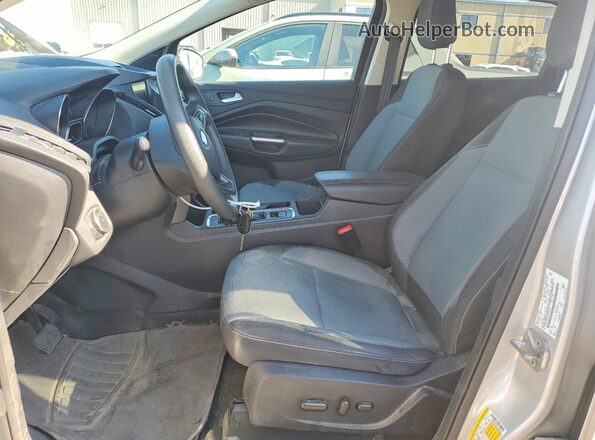 1FMCU0GD3JUD28142 2018 FORD ESCAPE Silver Front interior view