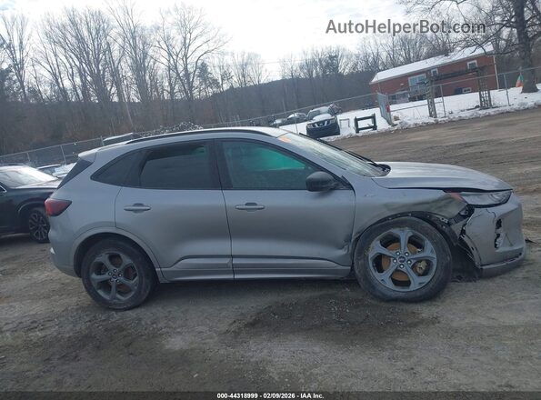 1FMCU9MNXRUB43230 2024 FORD ESCAPE Серебряный Вид задней части салона