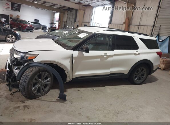 1FMSK8DH3NGB70252 2022 FORD FORD EXPLORER Белый Вид задней части салона