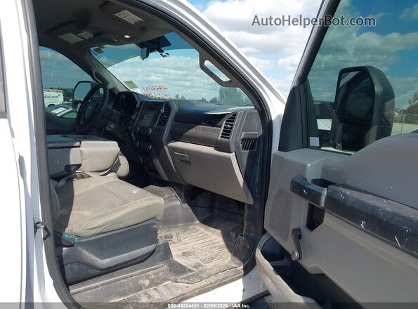 1FT7W2B60HEE17093 2017 FORD F-250 Белый Вид салона спереди