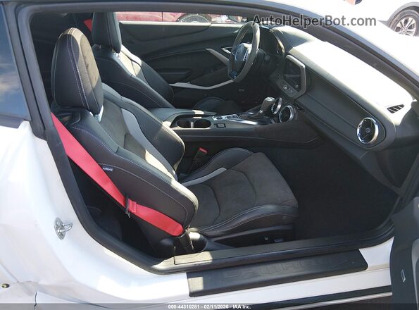 1G1FF1R73P0157779 2023 CHEVROLET CAMARO White Front interior view