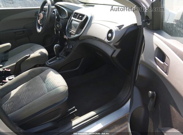 1G1JB5SH3H4135498 2017 CHEVROLET SONIC Серебряный Вид салона спереди