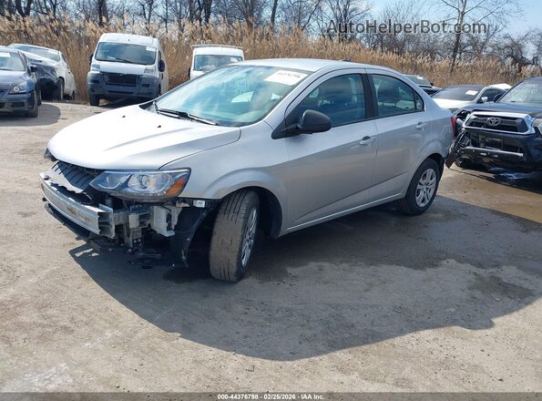 1G1JB5SHXJ4135830 2018 CHEVROLET SONIC Silver Przód lewy