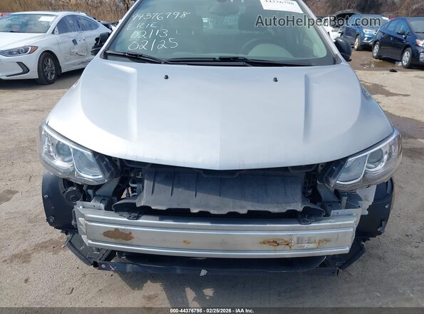 1G1JB5SHXJ4135830 2018 CHEVROLET SONIC Silver Widok z przodu