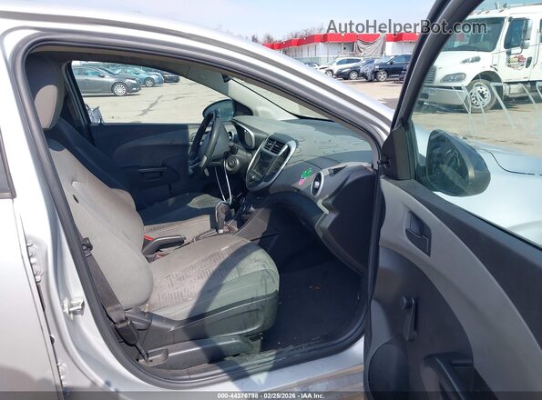 1G1JB5SHXJ4135830 2018 CHEVROLET SONIC Silver Widok wnętrza z przodu