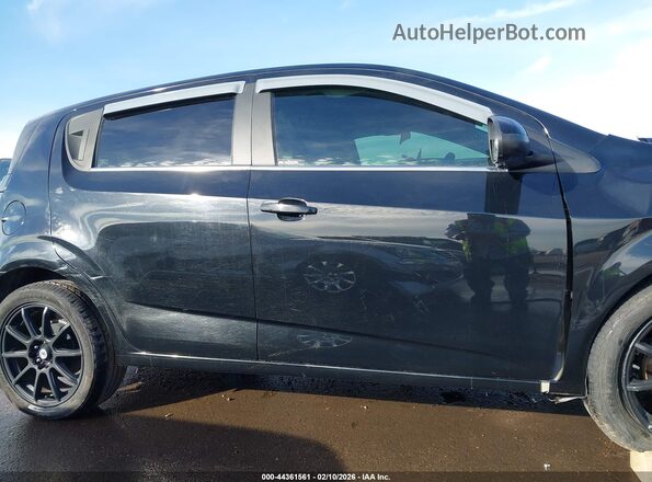1G1JC6SH6G4165774 2016 CHEVROLET SONIC Черный Вид задней части салона