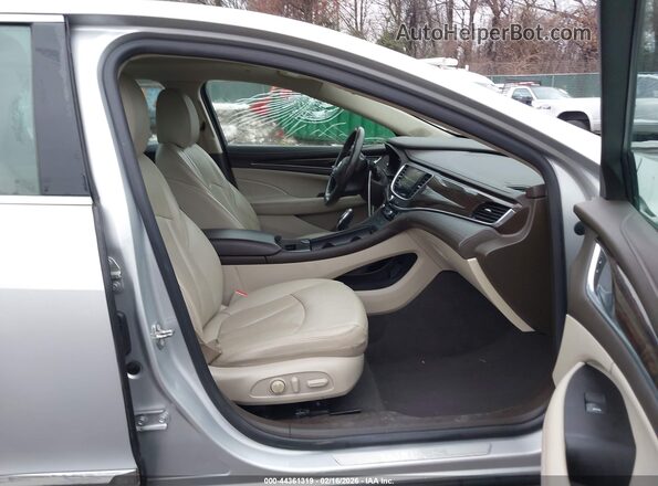 1G4ZP5SS0JU146581 2018 BUICK LACROSSE Серебряный Вид салона спереди