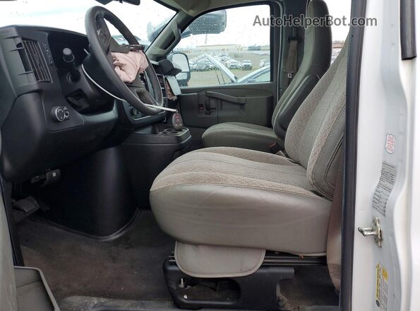 1GAZGPFG5K1258116 2019 CHEVROLET EXPRESS Белый Вид салона спереди