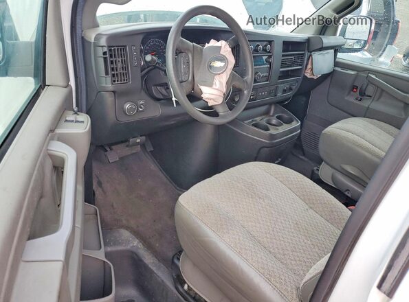 1GAZGPFG5K1258116 2019 CHEVROLET EXPRESS Белый Вид панели приборов