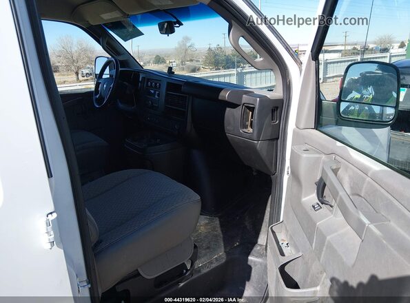 1GCWGAFF2H1351697 2017 CHEVROLET EXPRESS Белый Вид салона спереди