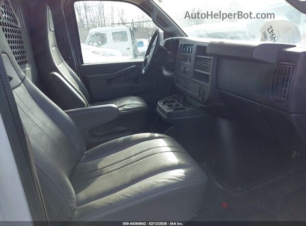 1GCWGAFF3G1127367 2016 CHEVROLET EXPRESS White Вид салону спереду