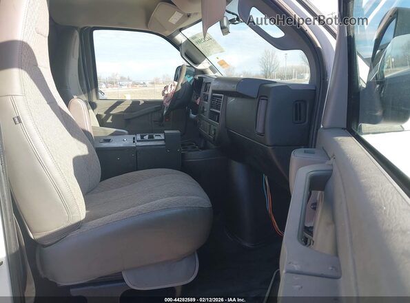 1GCWGAFF6H1173437 2017 CHEVROLET EXPRESS Белый Вид салона спереди