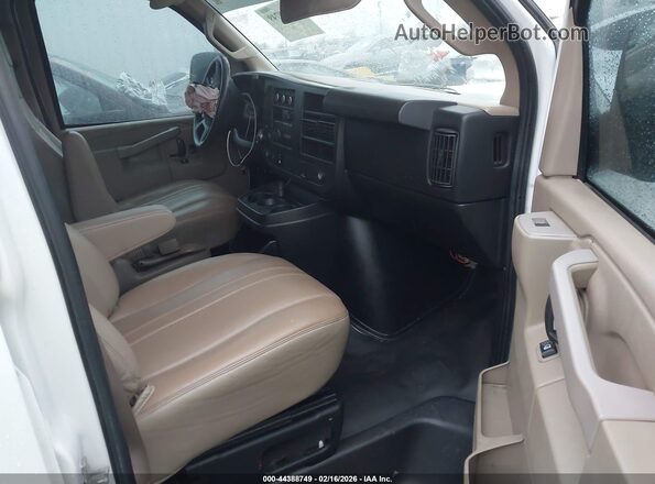 1GCWGAFFXH1109143 2017 CHEVROLET EXPRESS Белый Вид салона спереди