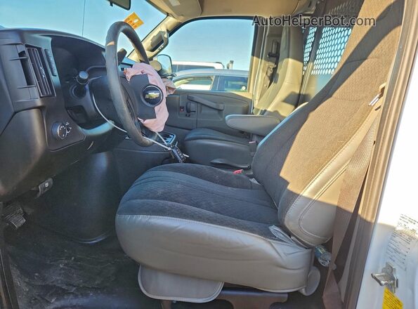 1GCWGAFP3P1142928 2023 CHEVROLET EXPRESS Белый Вид салона спереди