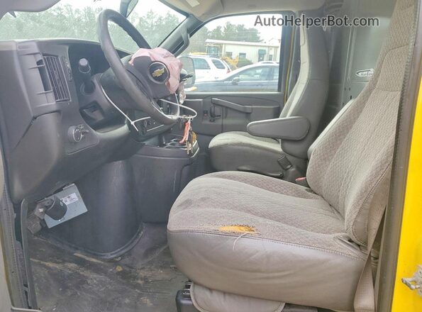 1GCWGAFP6M1166460 2021 CHEVROLET EXPRESS Желтый Вид салона спереди