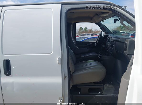 1GCWGBFP2N1221476 2022 CHEVROLET EXPRESS Белый Вид салона спереди