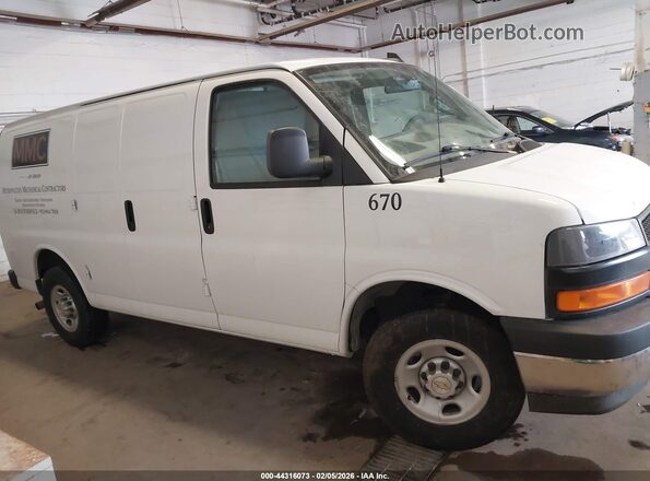 1GCZGGFP4R1289696 2024 CHEVROLET EXPRESS White Vista interior trasera