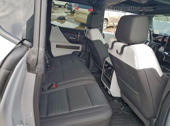 1GKB0NDE3RU105055 2024 GMC HUMMER Серый Вид задней части салона