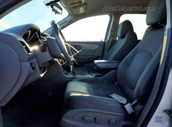 1GNKVGKDXHJ101174 2017 CHEVROLET TRAVERSE Серебряный Вид салона спереди