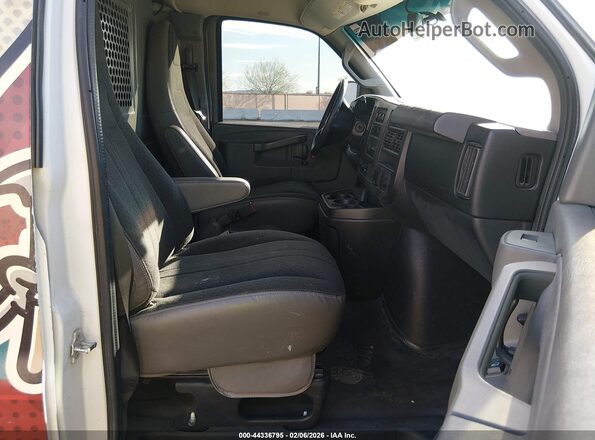 1GTW7AFG4J1214873 2018 GMC SAVANA 2500 Красный Вид салона спереди