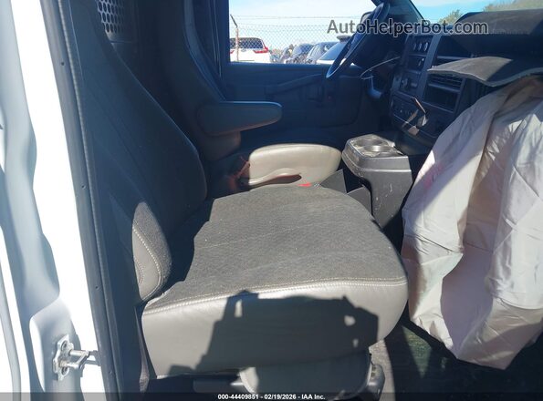 1GTW7AFG6K1367398 2019 GMC SAVANA 2500 Белый Вид салона спереди