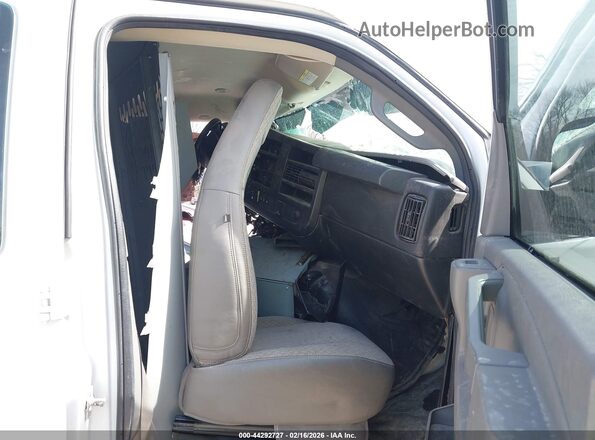 1GTZ7GFG8H1108467 2017 GMC SAVANA Белый Вид салона спереди