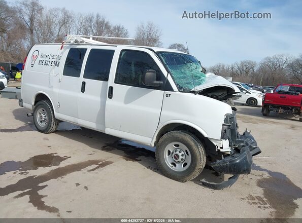 1GTZ7GFG8H1108467 2017 GMC SAVANA Белый Передняя правая четверть
