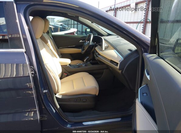 1GYAZAR41RF135823 2024 CADILLAC XT4 Серый Вид салона спереди