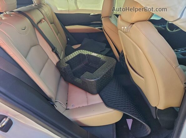 1GYAZAR48RF120896 2024 CADILLAC XT4 White Widok wnętrza z tyłu