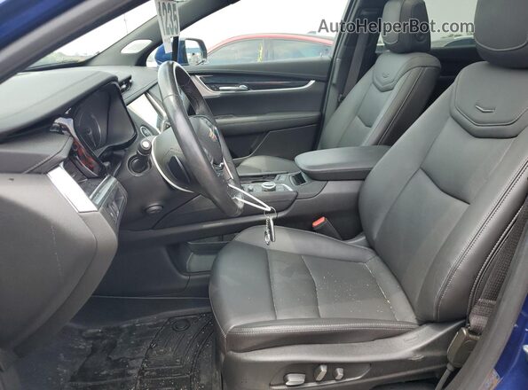 1GYKNDR45PZ219589 2023 CADILLAC XT5 Blue Widok wnętrza z przodu