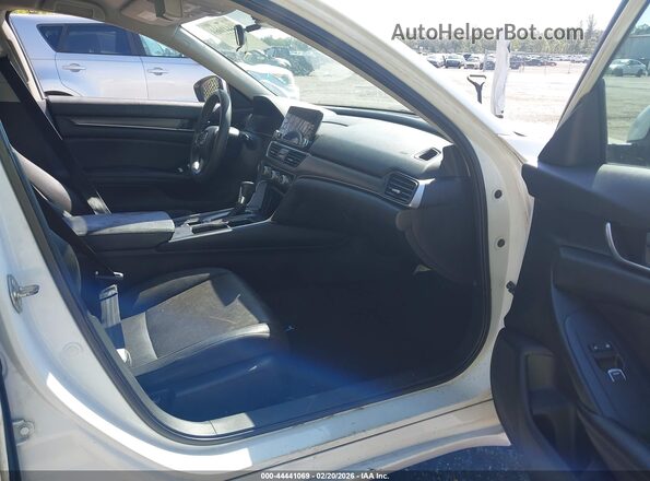 1HGCV1F15KA174102 2019 HONDA ACCORD Белый Вид салона спереди