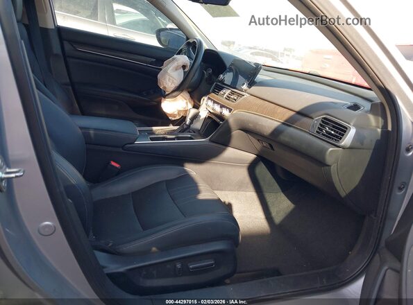 1HGCV1F52JA217019 2018 HONDA ACCORD Серебряный Вид салона спереди