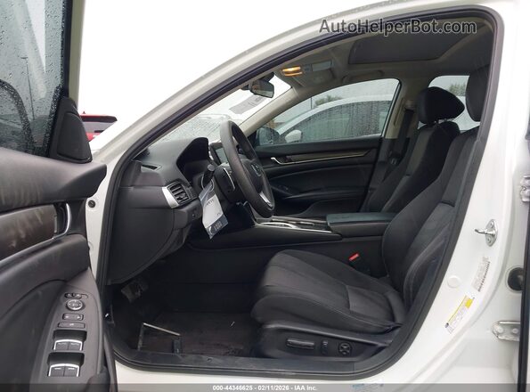 1HGCV3F43JA004793 2018 HONDA ACCORD HYBRID Белый Вид салона спереди