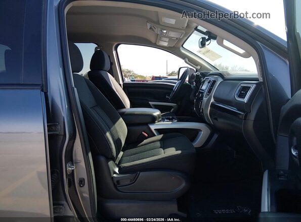 1N6AA1F44JN511973 2018 NISSAN TITAN XD Серебряный Вид салона спереди