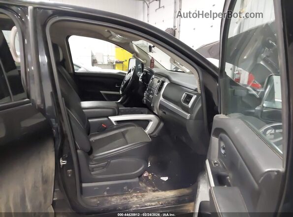 1N6BA1F41HN514893 2017 NISSAN TITAN XD Черный Вид салона спереди