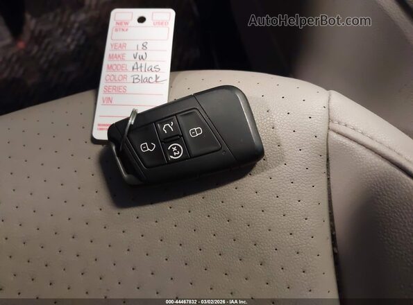 1V2RR2CA9JC580070 2018 VOLKSWAGEN ATLAS Черный Вид панели приборов