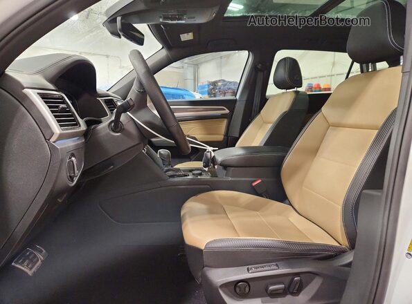 1V2SE2CA6PC203038 2023 VOLKSWAGEN ATLAS Белый Вид салона спереди