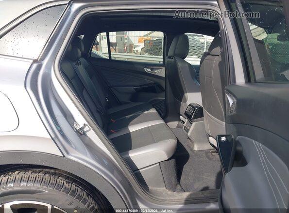 1V2VMPE85PC038011 2023 VOLKSWAGEN ID.4 Silver Widok naklejki z numerem VIN