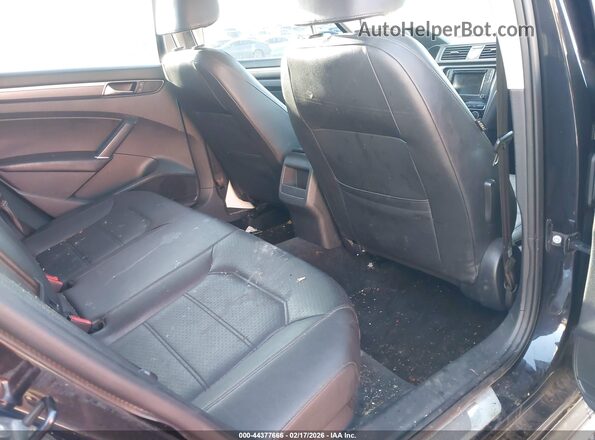 1VWDT7A33HC066060 2017 VOLKSWAGEN PASSAT Black Widok naklejki z numerem VIN