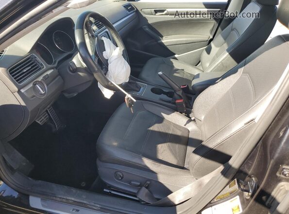 1VWDT7A34HC061384 2017 VOLKSWAGEN PASSAT Черный Вид салона спереди