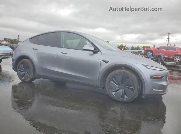 7SAYGDED8TF427808 2026 TESLA MODEL Y Silver Widok z przodu