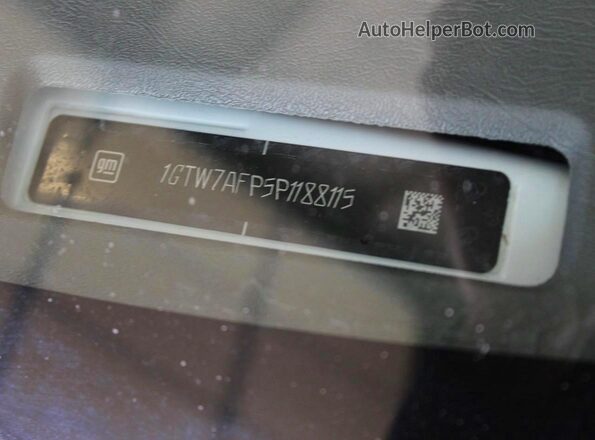 1GTW7AFP5P1188115 2023 GMC SAVANA White Вид задньої частини салону