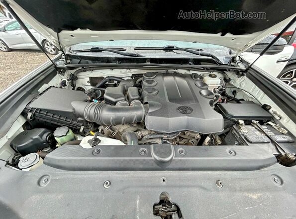 JTEBU5JR1J5557314 2018 TOYOTA 4RUNNER Белый Вид панели приборов